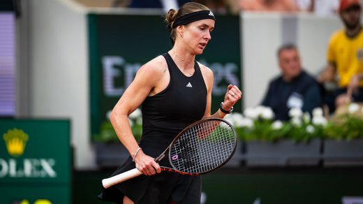 Еліна Світоліна перемогла Анну Бондар у другому раунді Ролан Гаррос 2025, вигравши в двох сетах 7:6, 7:5, та вийшла до 1/16 фіналу турніру.