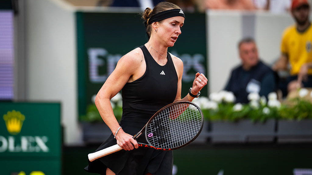 Еліна Світоліна перемогла Анну Бондар у другому раунді Ролан Гаррос 2025, вигравши в двох сетах 7:6, 7:5, та вийшла до 1/16 фіналу турніру.