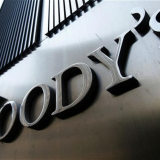 Moody's знизило кредитний рейтинг США через зростаючий дефіцит бюджету та політичну нестабільність, що викликало реакцію на фінансових ринках.