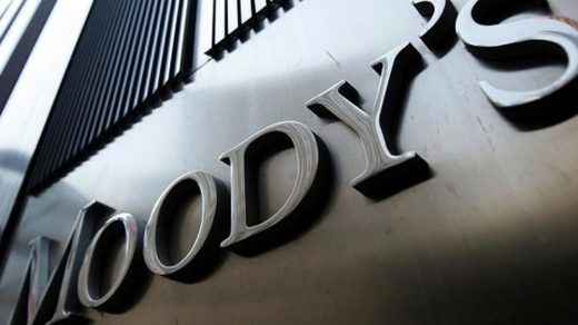 Moody's знизило кредитний рейтинг США через зростаючий дефіцит бюджету та політичну нестабільність, що викликало реакцію на фінансових ринках.
