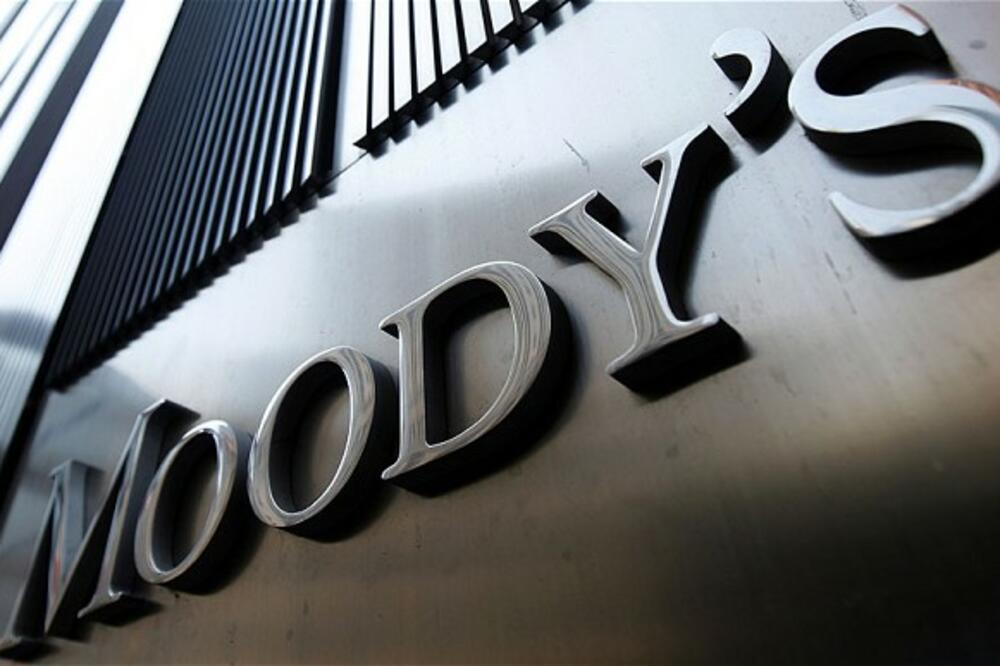 Moody's знизило кредитний рейтинг США через зростаючий дефіцит бюджету та політичну нестабільність, що викликало реакцію на фінансових ринках.