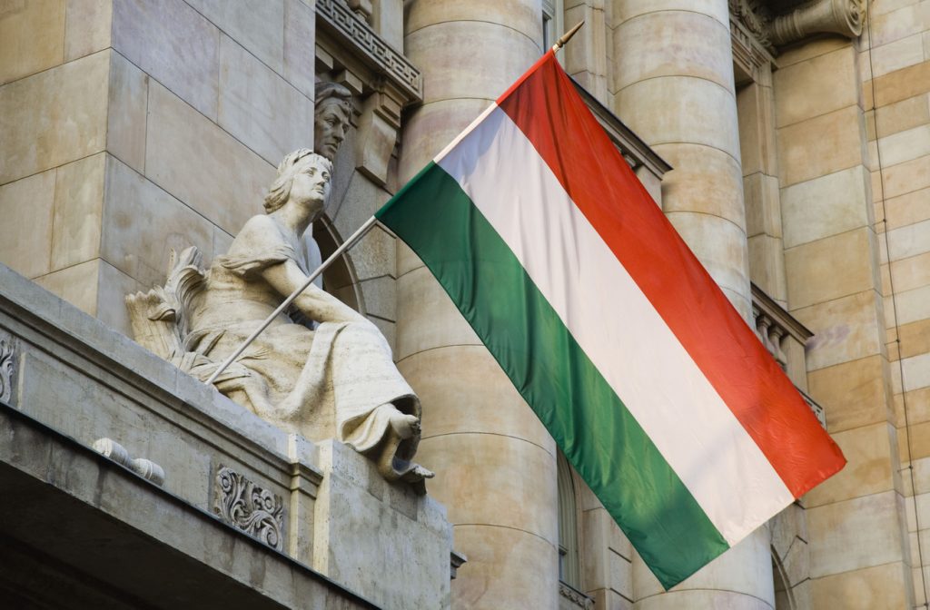 Єврокомісія вимагає від Угорщини відкликати законопроєкт про іноагентів, що обмежує фінансування НУО та медіа, вважаючи його порушенням законодавства ЄС.