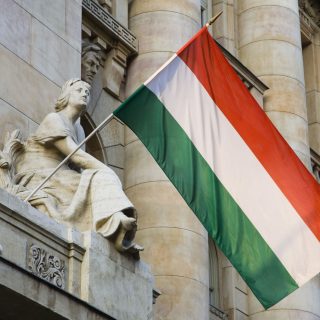 Єврокомісія вимагає від Угорщини відкликати законопроєкт про іноагентів, що обмежує фінансування НУО та медіа, вважаючи його порушенням законодавства ЄС.