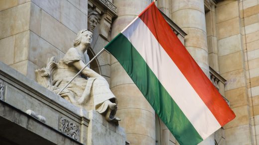 Єврокомісія вимагає від Угорщини відкликати законопроєкт про іноагентів, що обмежує фінансування НУО та медіа, вважаючи його порушенням законодавства ЄС.