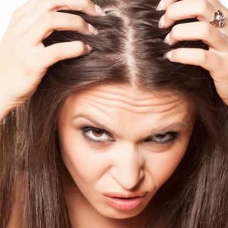 Дізнайтеся, як ефективно боротися з лупою: причини, лікування, народні засоби, поради з догляду за волоссям та профілактика.