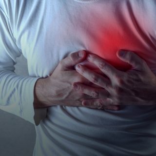 Дізнайтесь, як емоційні стани впливають на тілесний біль і загальне самопочуття. Психосоматика: зв’язок емоцій, стресу та здоров’я.