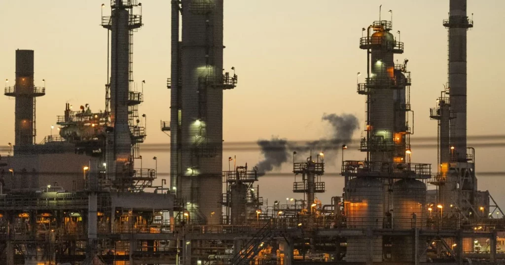 Ціни на нафту Brent і WTI зросли на тлі очікувань зниження тарифів між США та Китаєм, попри побоювання щодо надлишкової пропозиції на ринку.