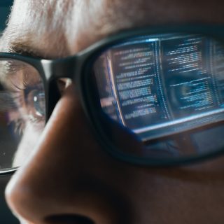 Дізнайтесь, як зменшити зорове навантаження під час роботи за комп’ютером: ефективні поради, вправи та налаштування робочого місця.