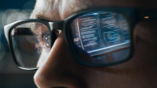 Дізнайтесь, як зменшити зорове навантаження під час роботи за комп’ютером: ефективні поради, вправи та налаштування робочого місця.