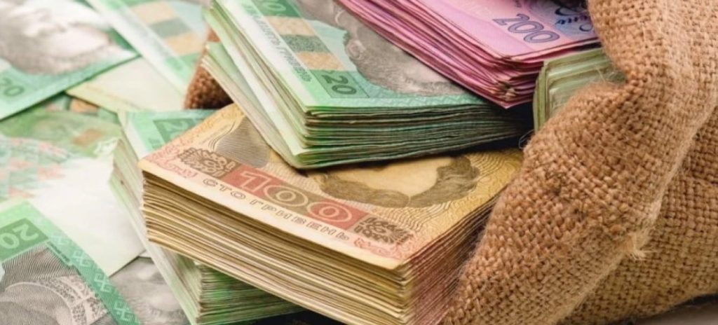 Українські компанії накопичують кошти, але утримуються від інвестицій через високі ризики та невизначеність, що може призвести до виведення капіталу за кордон.