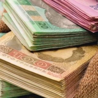 Українські компанії накопичують кошти, але утримуються від інвестицій через високі ризики та невизначеність, що може призвести до виведення капіталу за кордон.