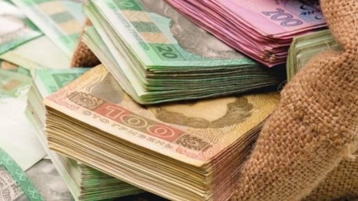 Українські компанії накопичують кошти, але утримуються від інвестицій через високі ризики та невизначеність, що може призвести до виведення капіталу за кордон.