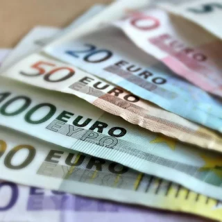 У травні 2025 року валютний ринок України демонструє стабільність, але експерти попереджають про можливе зростання курсу долара в найближчі місяці.