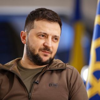 Зеленський готовий до зустрічі з Путіним заради припинення вогню та обміну полоненими, закликає до міжнародного посередництва та нових санкцій.