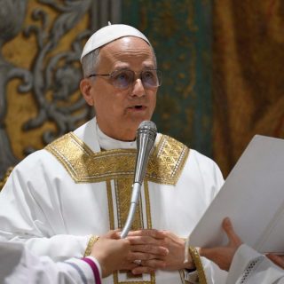 Новообраний Папа Римський Лев XIV провів свою першу месу в Сикстинській капелі, звернувшись до кардиналів із закликом до єдності та служіння.