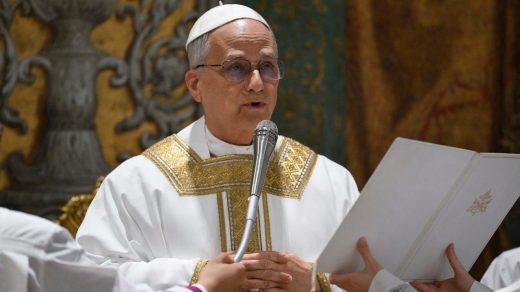 Новообраний Папа Римський Лев XIV провів свою першу месу в Сикстинській капелі, звернувшись до кардиналів із закликом до єдності та служіння.