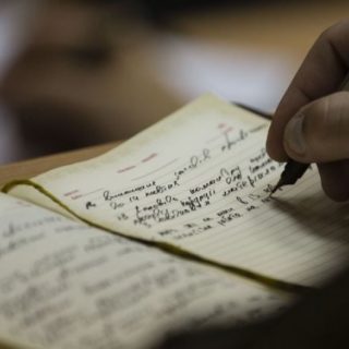 Дізнайтесь, як правильно писати складні слова в українській мові: разом, окремо чи через дефіс. Уникайте помилок завдяки простим правилам.