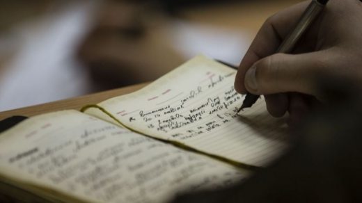 Дізнайтесь, як правильно писати складні слова в українській мові: разом, окремо чи через дефіс. Уникайте помилок завдяки простим правилам.