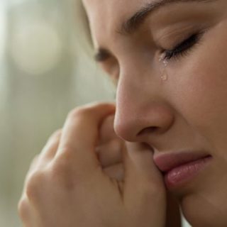 Чому ми плачемо? Дізнайтесь, як емоції, гормони та еволюція впливають на сльози. Пояснення з точки зору науки, психології та біології.