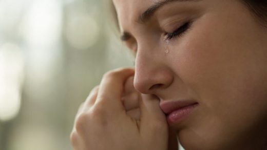 Чому ми плачемо? Дізнайтесь, як емоції, гормони та еволюція впливають на сльози. Пояснення з точки зору науки, психології та біології.
