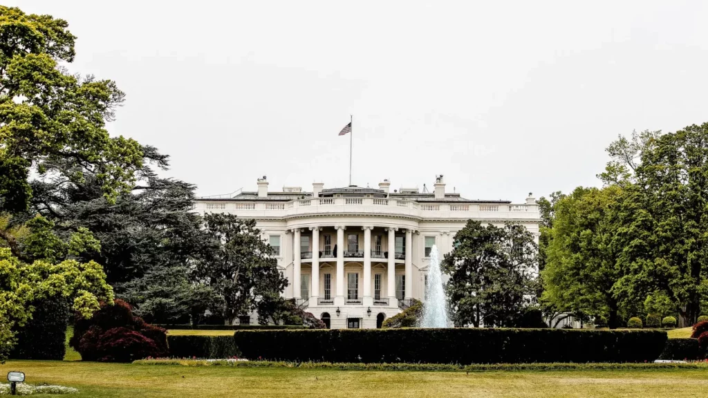 Апеляційний суд США тимчасово відновив мита, запроваджені Дональдом Трампом, попри рішення про їх скасування, до подальшого розгляду у червні.