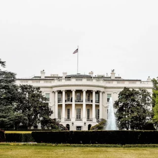 Апеляційний суд США тимчасово відновив мита, запроваджені Дональдом Трампом, попри рішення про їх скасування, до подальшого розгляду у червні.