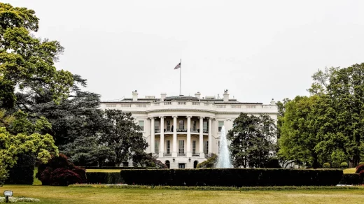 Апеляційний суд США тимчасово відновив мита, запроваджені Дональдом Трампом, попри рішення про їх скасування, до подальшого розгляду у червні.