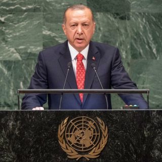 Зеленський та Ердоган обговорили в Анкарі безпекові гарантії для України, мирні ініціативи та економічну співпрацю, підписавши відповідні угоди.