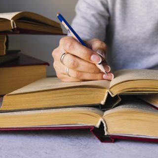 Дізнайтесь, які 10 помилок найчастіше трапляються в українському правописі. Приклади, правила та поради, щоб писати грамотно.