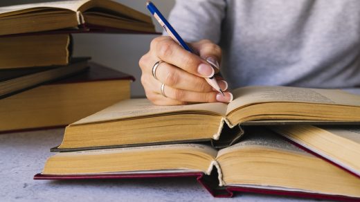 Дізнайтесь, які 10 помилок найчастіше трапляються в українському правописі. Приклади, правила та поради, щоб писати грамотно.