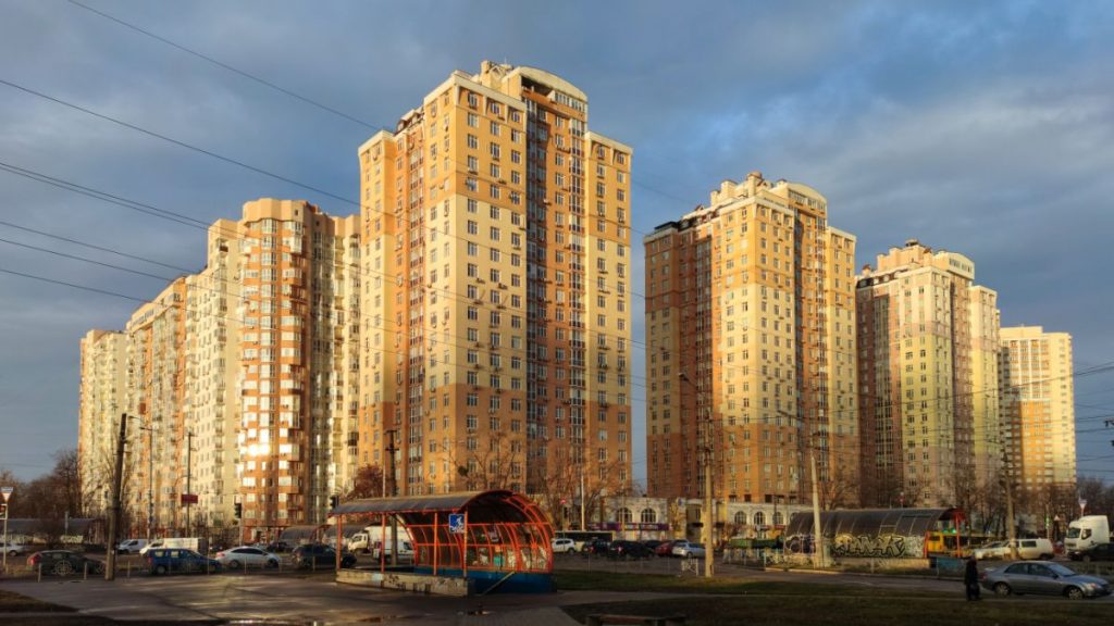 Дізнайтесь, що вигідніше: оренда чи купівля житла в Україні. Порівнюємо витрати, ризики та міфи у фінансовому аналізі.