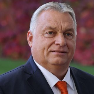 Прем'єр-міністр Угорщини Віктор Орбан заявив, що членство України в ЄС загрожує економіці його країни та розкритикував фінансову підтримку української армії.