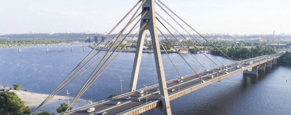 У Києві з 9 травня до кінця 2025 року частково обмежать рух мостом через Десенку у напрямку станції метро «Почайна» через протиаварійний ремонт.