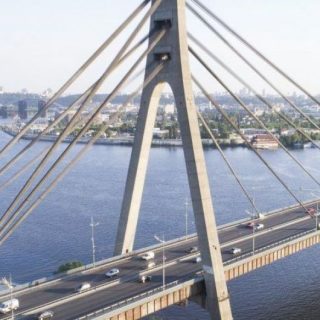 У Києві з 9 травня до кінця 2025 року частково обмежать рух мостом через Десенку у напрямку станції метро «Почайна» через протиаварійний ремонт.