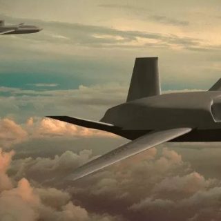 США представили перші прототипи безпілотних винищувачів YFQ-42A і YFQ-44A, які мають працювати разом з пілотованими літаками та виконувати автономні бойові завдання.