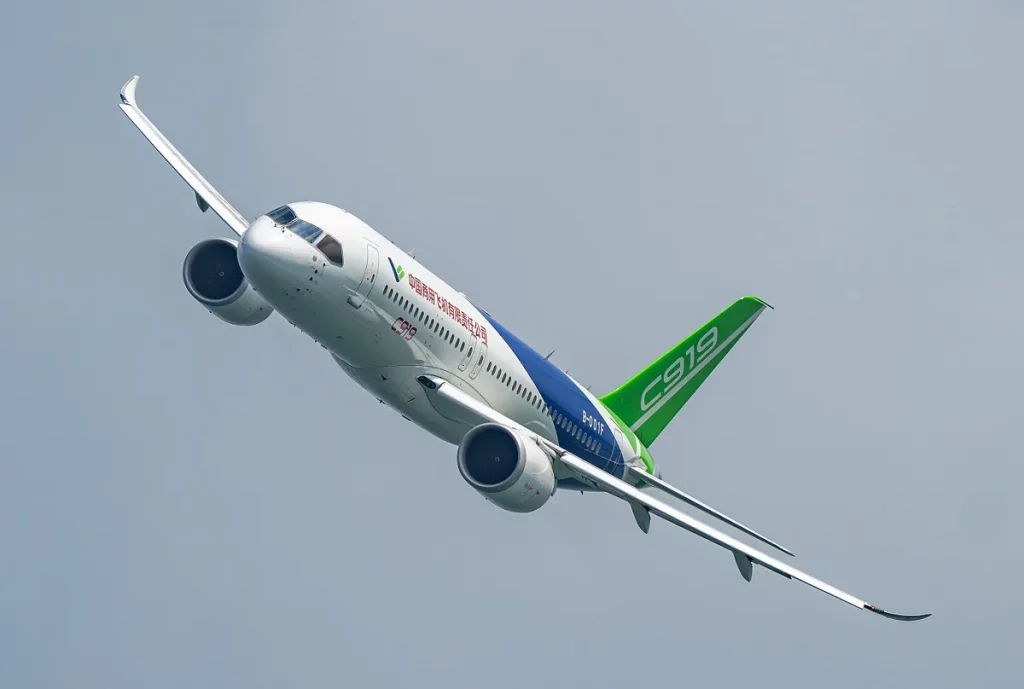 США можуть зупинити виробництво китайського літака C919 через санкції, що загрожує амбіціям Китаю в авіації.
