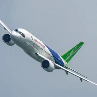США можуть зупинити виробництво китайського літака C919 через санкції, що загрожує амбіціям Китаю в авіації.