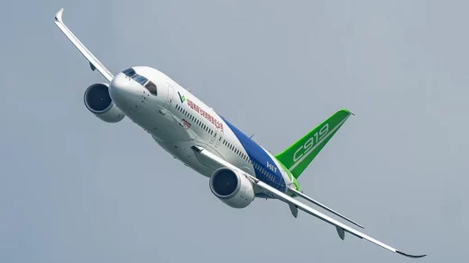 США можуть зупинити виробництво китайського літака C919 через санкції, що загрожує амбіціям Китаю в авіації.