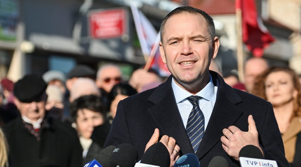 Кароль Навроцький здобув перемогу на президентських виборах у Польщі. Що про нього відомо, та яку позицію він займає щодо України?