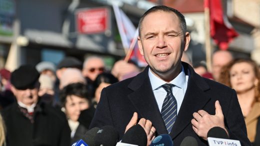 Кароль Навроцький здобув перемогу на президентських виборах у Польщі. Що про нього відомо, та яку позицію він займає щодо України?