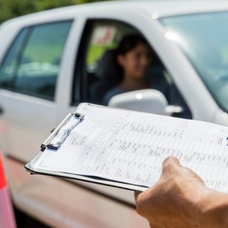 Дізнайтеся, як підготуватися до іспиту з водіння: 7 практичних порад, які допоможуть вам скласти іспит впевнено та з першого разу.