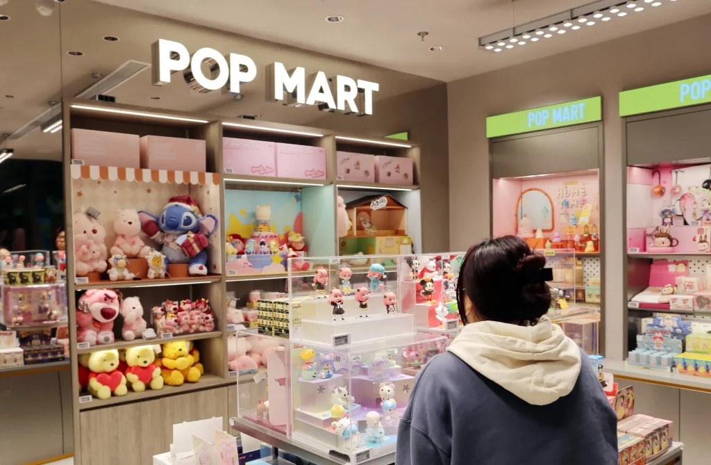 Pop Mart втрачає майже $4 млрд капіталізації після критики People's Daily, яка звинуватила компанію у стимулюванні залежності серед дітей.