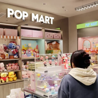Pop Mart втрачає майже $4 млрд капіталізації після критики People's Daily, яка звинуватила компанію у стимулюванні залежності серед дітей.
