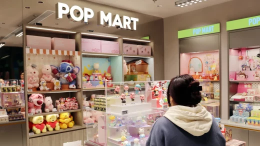 Pop Mart втрачає майже $4 млрд капіталізації після критики People's Daily, яка звинуватила компанію у стимулюванні залежності серед дітей.