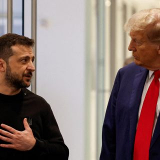 Президент Зеленський відкинув заяву Дональда Трампа про війну в Україні як "дитячі ігри", наголосивши на реальних загрозах з боку Росії.