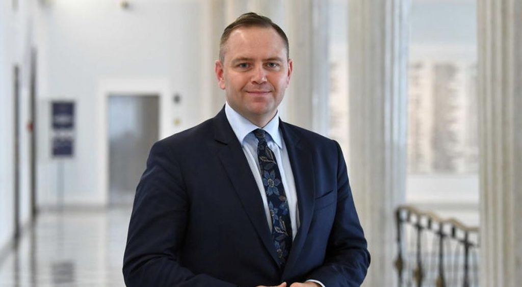 Кароль Навроцький, новообраний президент Польщі, неодноразово висловлював чітку позицію щодо України та її боротьби за свободу, підтримуючи її суверенітет.