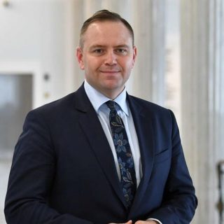 Кароль Навроцький, новообраний президент Польщі, неодноразово висловлював чітку позицію щодо України та її боротьби за свободу, підтримуючи її суверенітет.
