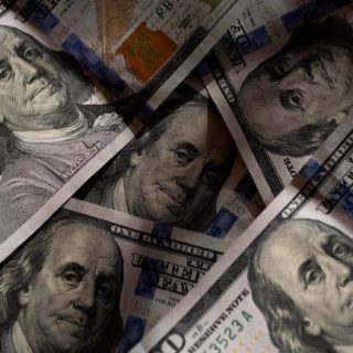 Світові експортери все частіше відмовляються від долара США, віддаючи перевагу розрахункам у євро, юанях і місцевих валютах через валютні ризики.