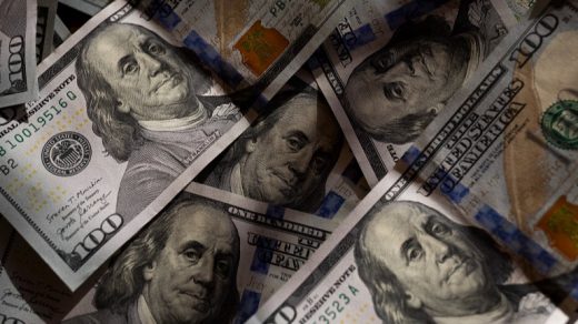 Світові експортери все частіше відмовляються від долара США, віддаючи перевагу розрахункам у євро, юанях і місцевих валютах через валютні ризики.