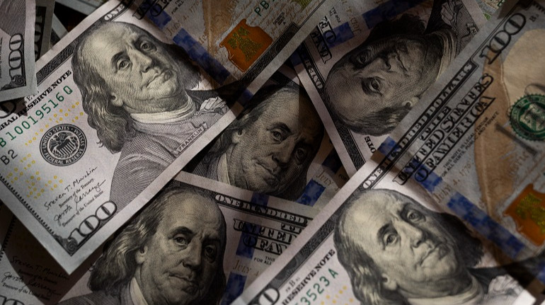 Світові експортери все частіше відмовляються від долара США, віддаючи перевагу розрахункам у євро, юанях і місцевих валютах через валютні ризики.